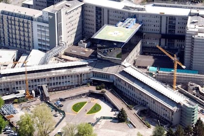 Espíndola fue trasladada en helicóptero al hospital Santa Chiara, de Trento, donde fue sometida a múltiples intervenciones quirúrgicas