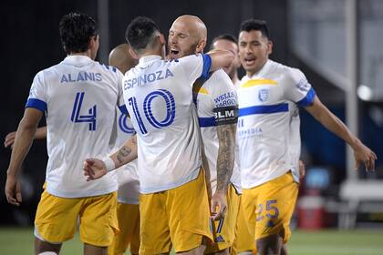 Espinoza, autor del primer gol, se abraza con el sueco Eriksson, que marcó dos penales