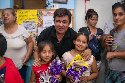 Espinoza repartió huevos de Pascua en su reaparición pública tras el asesinato del colectivero Barrientos
