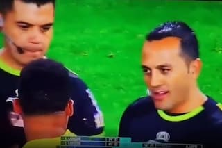 Las polémicas de Espinoza: por qué no cobró el penal y la sugestiva frase a Fabra al final del partido