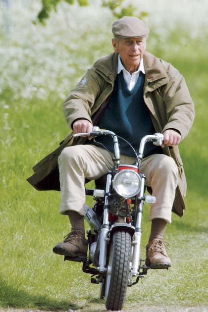 Espíritu intrépido e incombustible vitalidad, dos cualidades que lo definían. Montado sobre una minimoto durante el Royal Windsor Horse Show, el 13 de mayo de 2005.