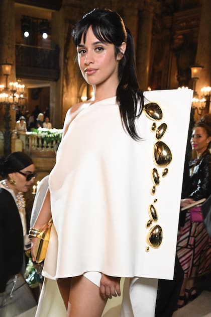 Espléndida, Camila Cabello lució un minidress con espectacular cola, de Stéphane Rolland. 
