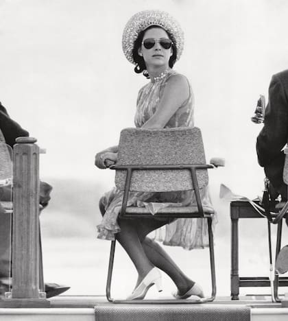 Espléndida con un
sombrero y gafas
de sol, la princesa
ocupó su sitio para
el show aéreo de la
Royal Air Force. Tenía
37 años