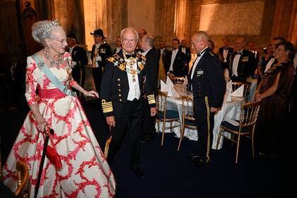 Espléndida con un vestido con estampa floral, la reina Margarita de Dinamarca junto al monarca sueco. 
