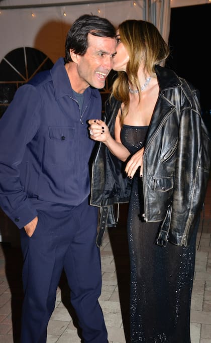 Espléndida con un vestido con transparencias y brillos, cuando refrescó María sumó a su outfit una chaqueta de cuero.