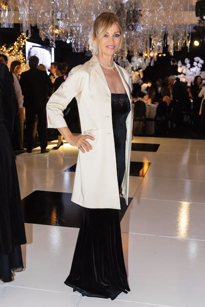 Espléndida, Josefina Carlés de Blaquier, con strapless y tapado a contratono.