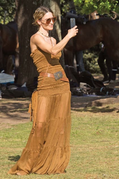 Espléndida, María Vázquez eligió un vestido con corset elastizado y falda con transparencias de El Camarín, que complementó con cartera con flecos y cinturón con hebilla ancha de inspiración western. 