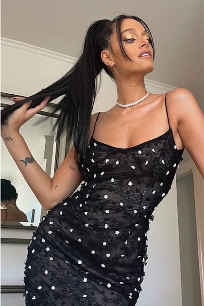 Espléndida, Oriana Sabatini lució un vestido semitransparente y con
bordados.