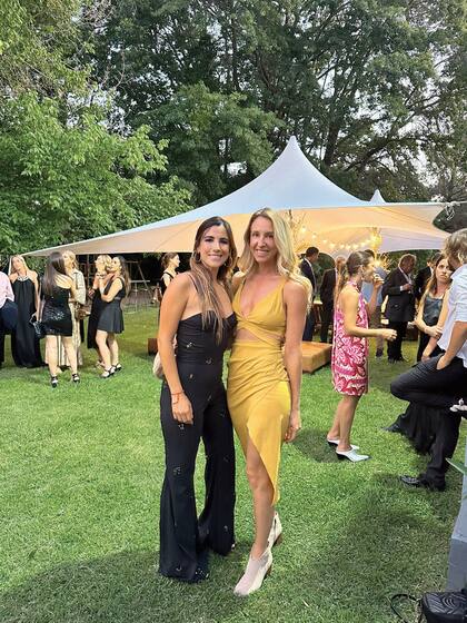 Espléndidas, Clara Ferraiuelo, casada con Hilario Ulloa, posa con su gran amiga Isabelle Strom, la mujer del polista Clemente “Corchito” Zavaleta.