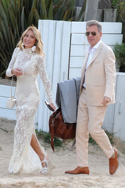 Espléndidos,
Lulú –con
vestido Rabanne,
sandalias Saint
Laurent baulito
Chanel y aros
de caracoles de
mar– y Martín
llegan a la fiesta
celebrada el
sábado 7, en La
Huella, el parador
más top de José
Ignacio