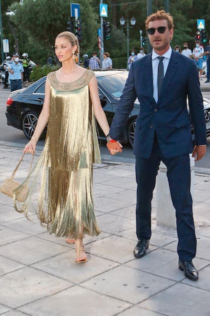 Espléndidos, unos días después se trasladaron a Atenas para la presentación de la colección Crucero de Dior. Beatrice brilló enfundada en su vestido con flecos de “oro”.