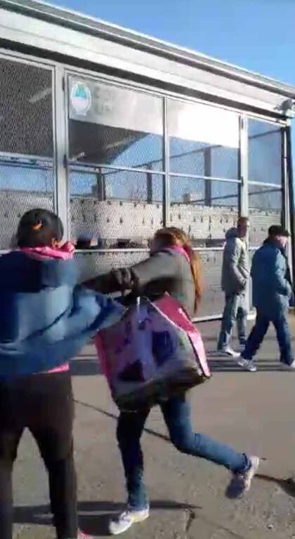 Esposas de presos luchan por el control de la zona de acceso al penal de Piñero