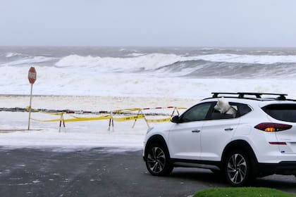 Espuma y espuma marina cubren el paseo marítimo durante el paso de un ciclón subtropical en Punta del Este, Uruguay