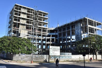 Esqueleto. Edificio sin concluir de la Legislatura, en la que el oficialismo tiene mayoría absoluta y funciona como extensión del Poder Ejecutivo; las obras están paralizadas desde hace 15 años