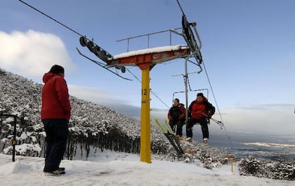Esquiadores ascienden en la aerosilla del Martial durante la temporada invernal, cuando funcionaba como una opción accesible para la práctica en Ushuaia