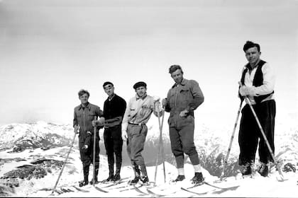 Esquiadores de Villa La Angostura, en el cerro Colorado en la década del 30