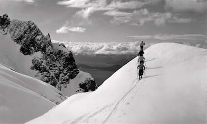 Esquiadores exploran el cerro López. Probablemente, sean parte de la expedición que encabezó Hans Nöbl, profesional contratado por Parques Nacionales, por medio de Angélica Gainza Paz, para evaluar el lugar indicado en el que se desarrollaría lo que luego fue Cerro Catedral