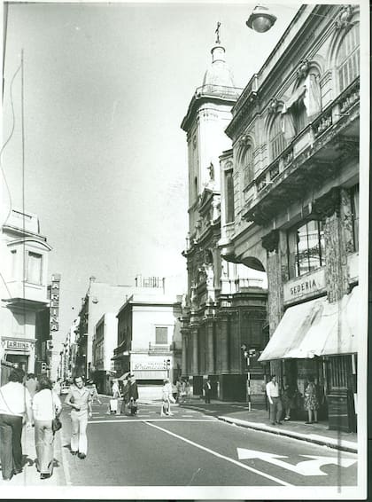 Esquina de Suipacha y Bartolomé Mitre en 1975. A la derecha, la silueta de la iglesia de San Miguel.