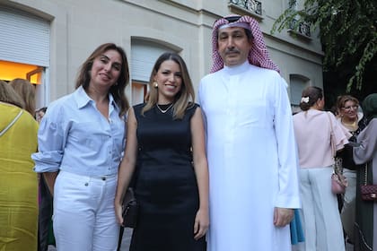Esra Budak, de Turquía, y Norbelis Ariana Cermeño Pujol, esposa del embajador de Francia, junto al anfitrión