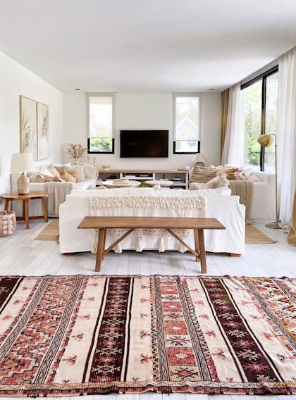 "Esta alfombra marroquí de Desde Asia le da una calidez y un diseño único a una casa de arquitectura neta, muy blanca y con mucho vidrio".