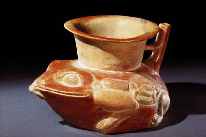 Esta antigua vasija maya con forma de sapo de caña celebra es muestra de la admiración de la cultura por ese anfibio