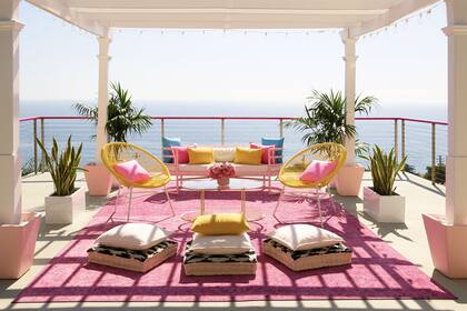 Esta Barbie Dreamhosue real tiene con terraza y zona de meditación al aire libre.