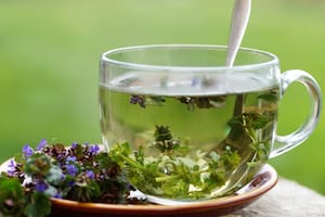 Esta bebida es recomendada para aquellas personas que suelen tener dolores de cuello y espalda recurrentes (imagen ilustrativa)