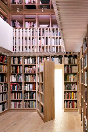 Esta biblioteca está escondida detrás de cuatro puertas con estanterías integradas