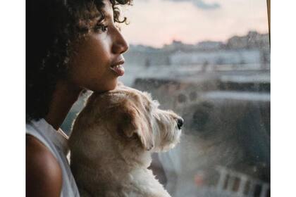 "Está bien conservar fotos, escribir sobre nuestros sentimientos, hacer una ceremonia en honor a la mascota en la fecha en que cumplía años o en otra que consideremos especial, etc.", aconseja la psicóloga