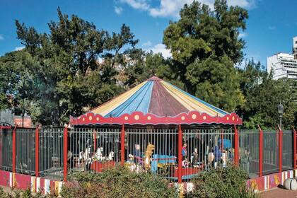 “Esta calesita es una antigüedad móvil que le da color al Parque Lezama. Funciona sin parar desde hace más de 65 años y me atrae porque soy aficionado a juntar y reparar juegos viejos”.