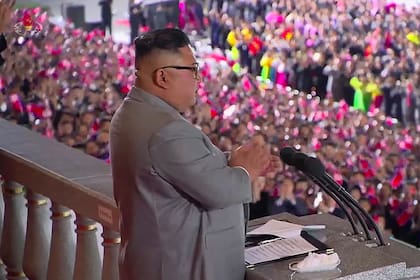 Esta captura de pantalla tomada de una transmisión de KCTV el 10 de octubre de 2020 muestra al líder norcoreano Kim Jong-un mientras pronuncia un discurso antes de un desfile militar que marca el 75 aniversario de la fundación del Partido de los Trabajadores de Corea