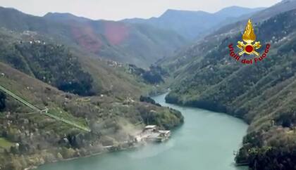 Esta captura de video distribuida por los bomberos los Bomberos, el 9 de abril de 2024, muestra una vista aérea tras una explosión en una central hidroeléctrica de Enel Green Power en el lago Suviana, en el centro de Italia, cerca de Bolonia. (Handout / Vigili del Fuoco / AFP)