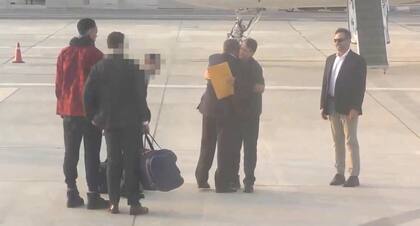 Esta captura de video muestra a la estrella del baloncesto estadounidense Brittney Griner durante un intercambio de prisioneros con Viktor Bout, un conocido traficante de armas ruso, el 8 de diciembre de 2022 en la pista del aeropuerto de Abu Dhabi.
