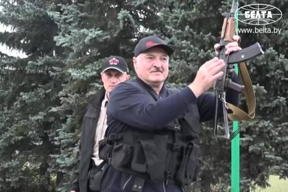 Esta captura tomada de un video publicado por la agencia estatal de Bielorrusia "Belta" muestra al presidente Alexander Lukashenko sosteniendo un rifle automático y vistiendo un chaleco antibalas cuando llega, el 23 de agosto de 2020, a su residencia en Minsk