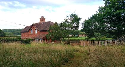 Esta casa de campo tiene un gran jardín cercado especialmente pensado para que los amigos de cuatro patas puedan disfrutar del aire libre en un entorno seguro.