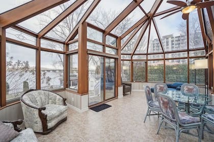 Esta casa en Canadá se alquila por Airbnb y da a un lago que se disfruta desde el jardín de invierno