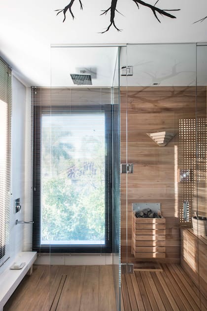 Esta casa en Nordelta dialoga con su entorno y es un baño que propicia el relax total