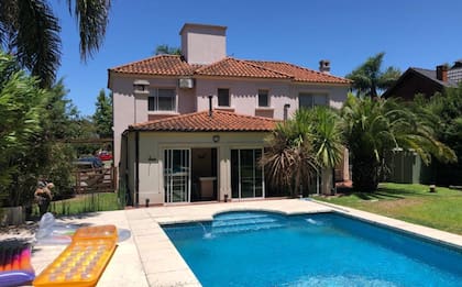 Esta casa está actualmente en venta por un valor de US$360.000 con 240 m2 y cuatro dormitorios