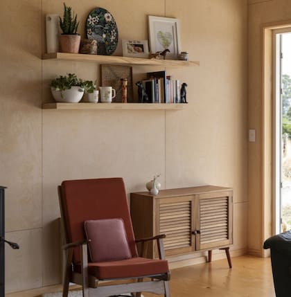 Esta casa familiar prefabricada encarna la eficiencia y los valores ecológicos que intenta plasmar la esencia de la vida sencilla