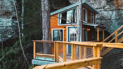 Esta casa instalada entre las rocas, en lo alto del Río Rojo en Campton, Kentucky.
Foto: Airbnb