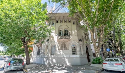 Esta casa la construyó el mismo arquitecto en 1926 y está a la venta