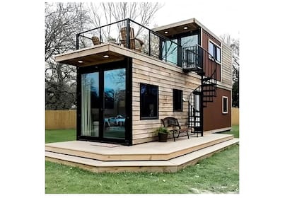 Esta casa tiene todos los espacios comunes abajo y en el piso de arriba el dormitorio con una terraza a la que se accede por una escalera exterior