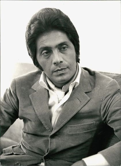 Esta cita captura perfectamente la esencia de Valentino Garavani: un artista que se negaba a dejar que las finanzas empañaran su visión estética.
Aquí tienes la traducción al español:
Traducción
"El Sr. Garavani en 1973. Dijo que nunca se encargó del lado empresarial, prefiriendo centrarse en 'vestidos de cóctel muy hermosos. Vestidos de noche muy glamurosos. Vestiditos rojos. Glamurosos. Glamurosos. Glamurosos'.