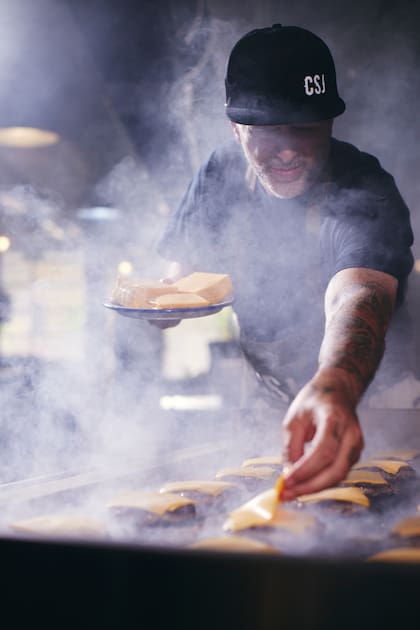 Esta colaboración entre Lele Cristobal y La Birra Bar busca elevar la gastronomía en ruta, brindando un producto de calidad gourmet en las estaciones de servicio AXION energy.