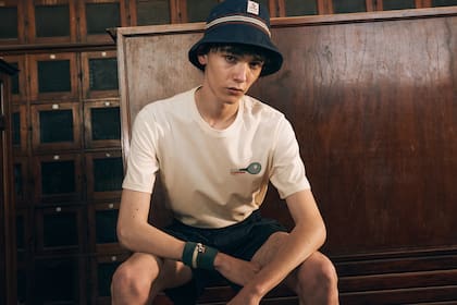 Esta colección Topper x Revolver tiene todos los elementos y materialidades para reforzar las bases sobre las cuales se crearon inspirada en la moda deportiva de los 90s.