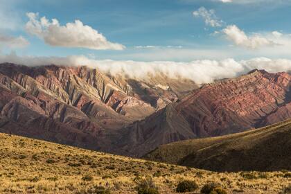 Esta colorida serranía es parte de la formación calcárea Yacoraite, que va desde Perú hasta Salta, pasando por Bolivia y la Quebrada de Humahuaca.