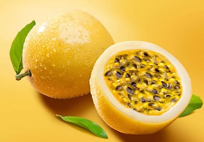 Está comprobado que las semillas de maracuyá se pueden comer y, por el contrario a lo que muchos piensan, tienen grandes beneficios para el organismo