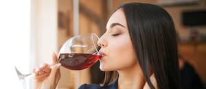 Una neuróloga reveló cuál es el impacto real de tomar una copa de vino antes de acostarnos