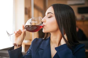 Una neuróloga reveló cuál es el impacto real de tomar una copa de vino antes de acostarnos