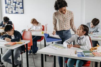 Esta disposición no regulatoria obliga a las escuelas a adoptar protocolos para determinar la forma en la que el personal educativo puede cooperar con agentes federales de inmigración (Archivo)